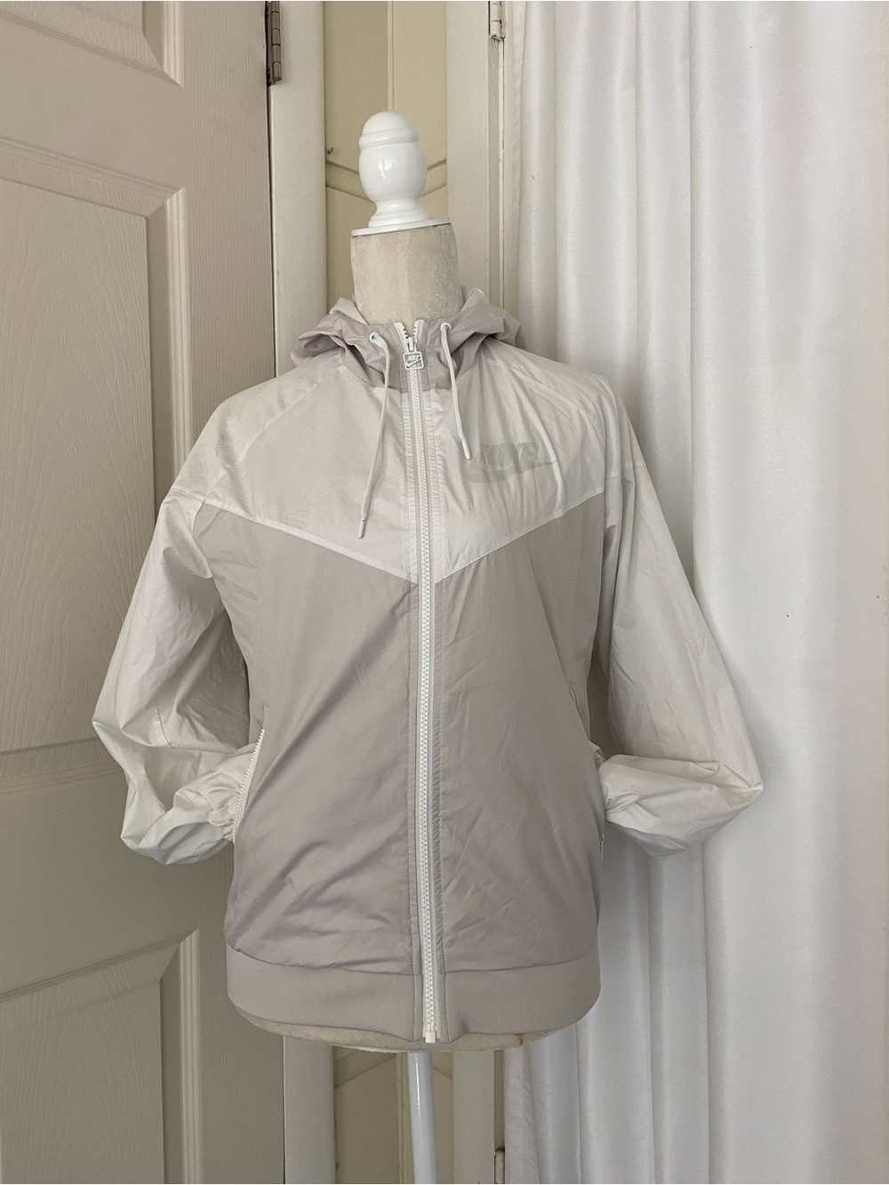 Nike Lightweight Hooded Windbreaker Jacket in Light Gray and Off-White